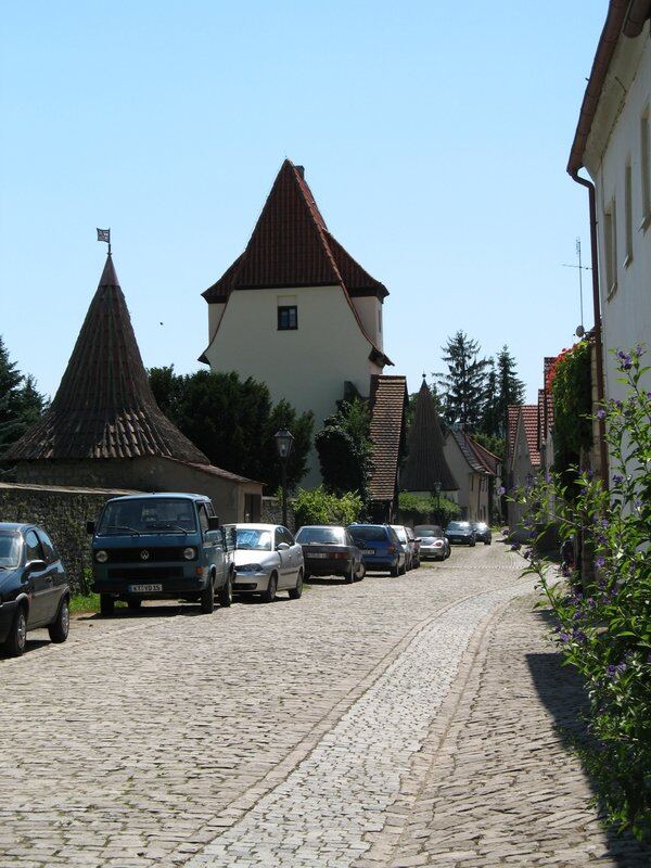 Kopfsteinpflaster und Türme in Sulzfeld am Main